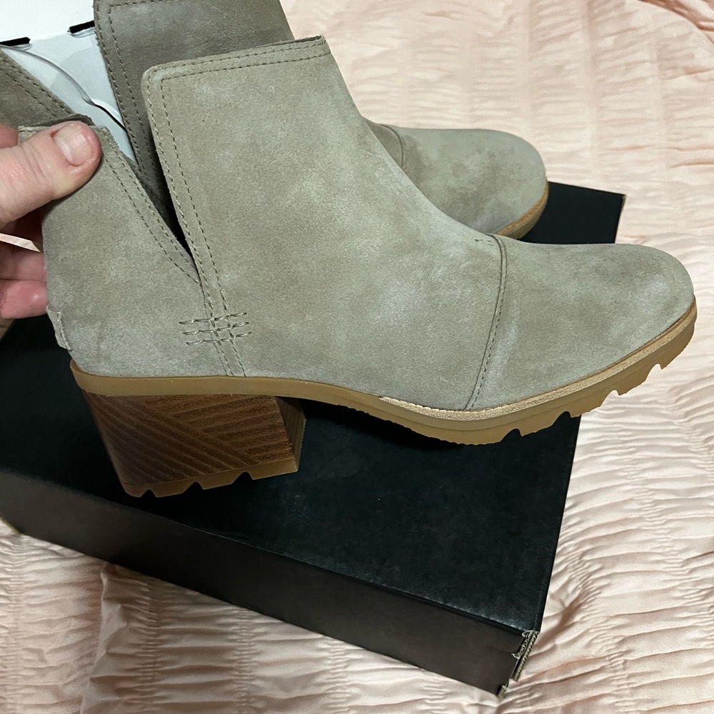 NIB/NWT Sorel Cate cut out booties - size 9
